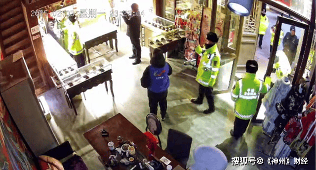 山西大同古城一商户称未按要求“彻夜亮灯”，执法者撬两道锁进店开灯