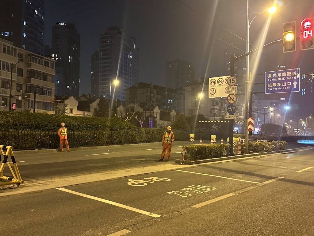 五分钟内几十辆车涌入！上海首条可通行电动自行车越江隧道开启，他们很兴奋