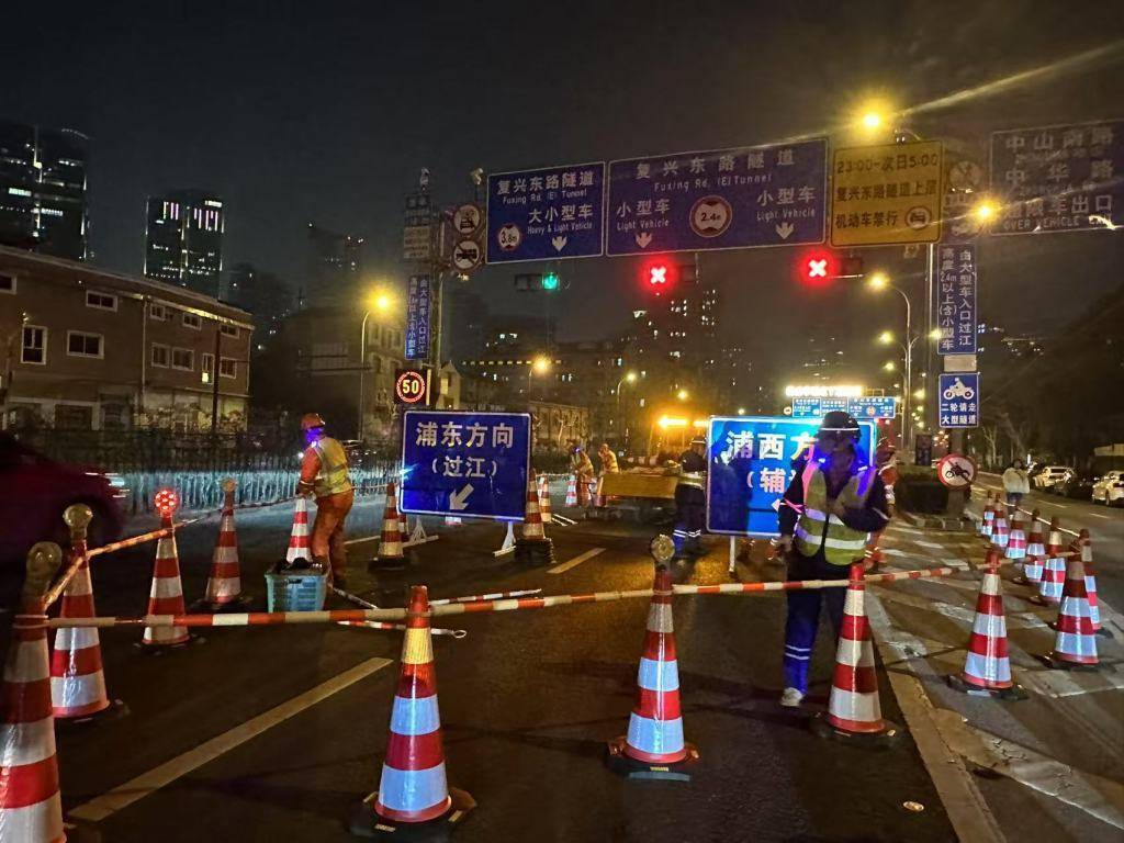五分钟内几十辆车涌入！上海首条可通行电动自行车越江隧道开启，他们很兴奋