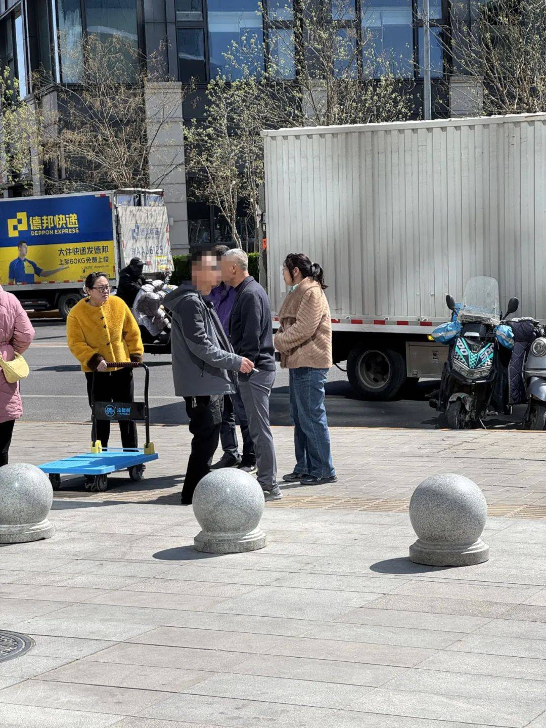 抽一路熏一路，公共场所的“游烟”何时不呛人？