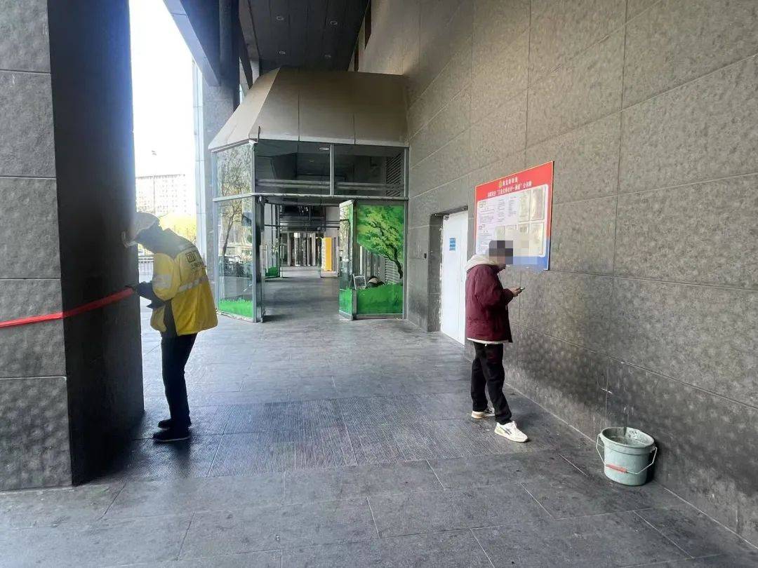 抽一路熏一路，公共场所的“游烟”何时不呛人？