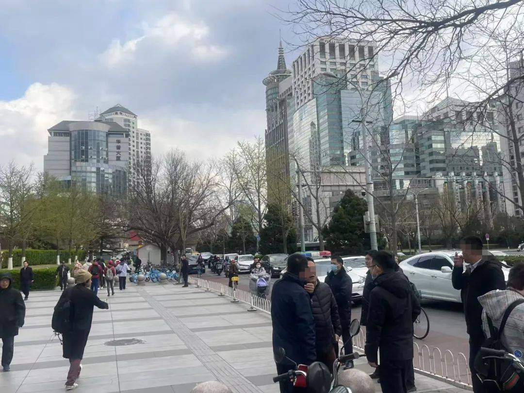 抽一路熏一路，公共场所的“游烟”何时不呛人？