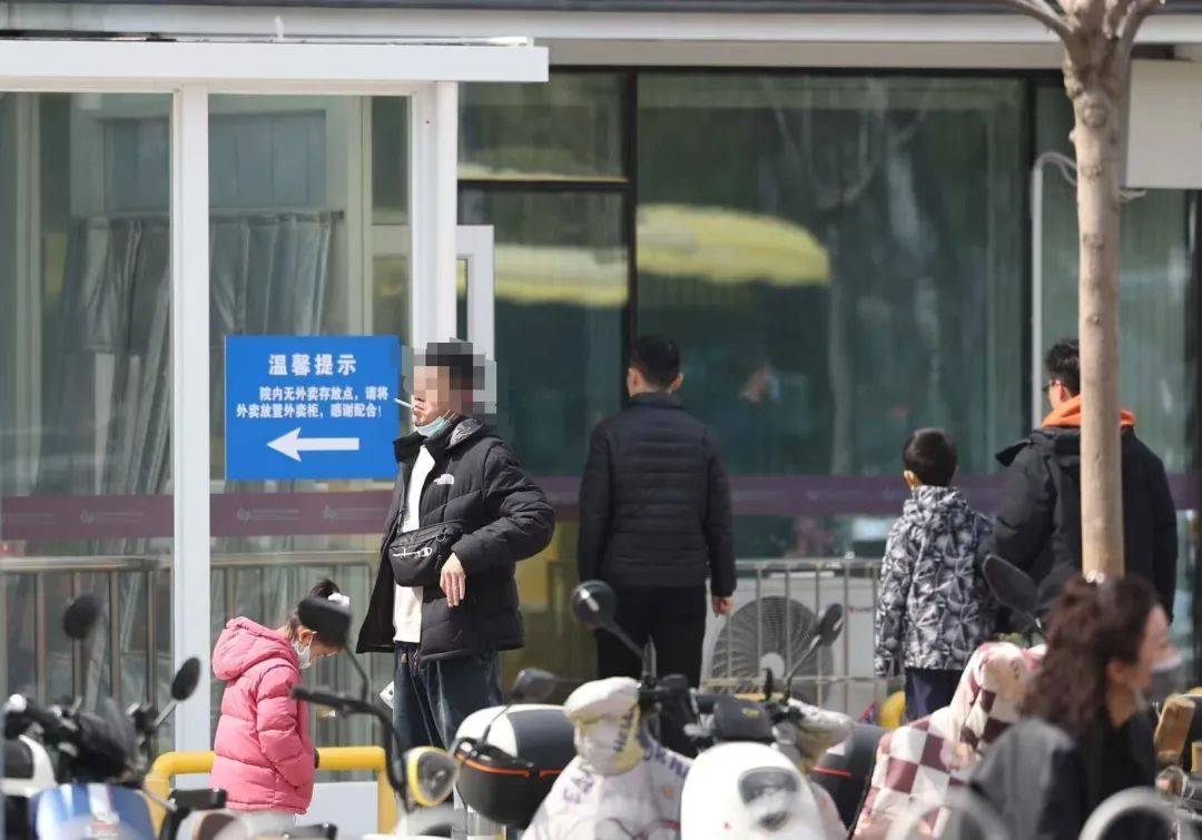 抽一路熏一路，公共场所的“游烟”何时不呛人？