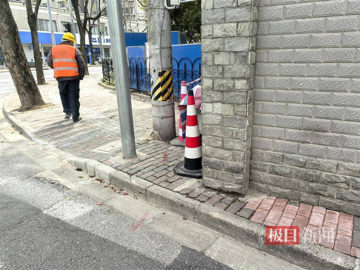 实探上海“最窄人行道”：最窄处不到10厘米，行人被迫在非机动车道与车混行，百米内多根粗电杆占道