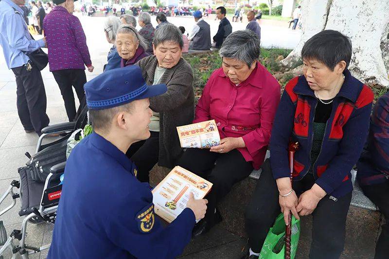 双桥消防宣传车送平安 老百姓喜获“防火秘籍”