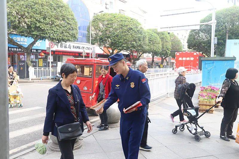 双桥消防宣传车送平安 老百姓喜获“防火秘籍”