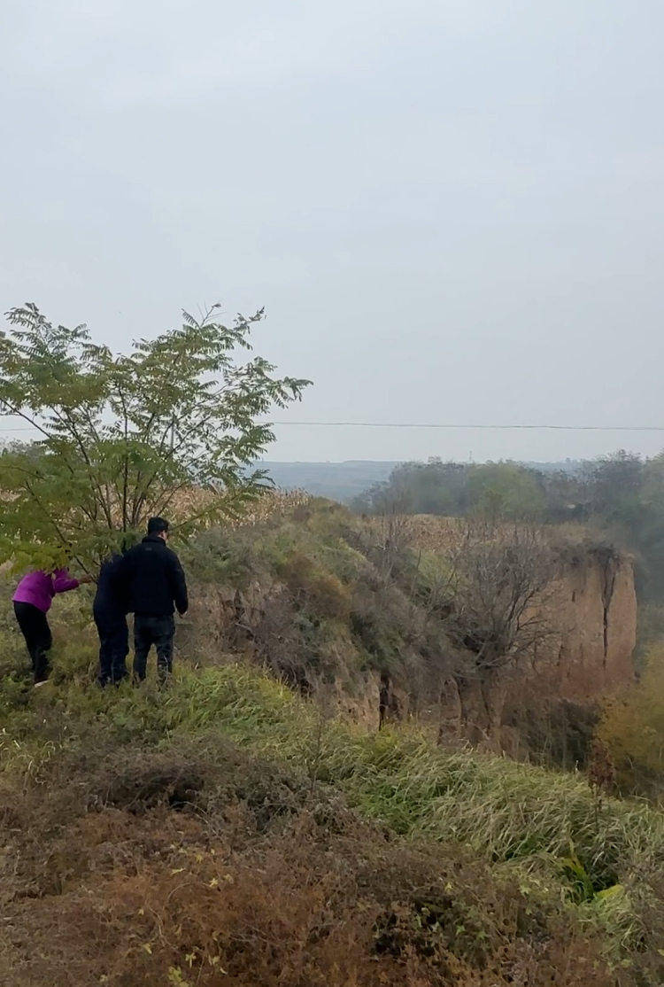 陕西咸阳一男子打晕妻子误以为已死,将人扔下土崖致其死亡被公诉