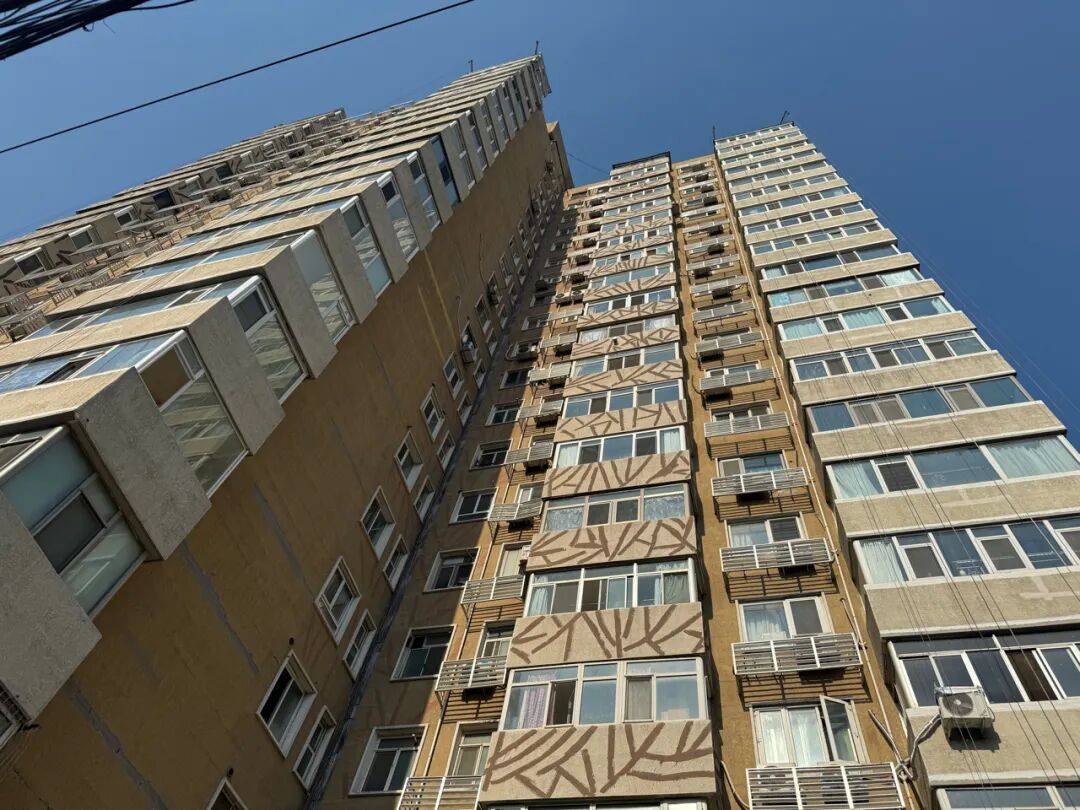 四环边这栋“补丁大楼”挺吓人,物业:明年改造丨有事儿@新京报