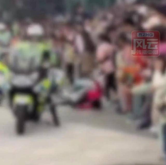 女骑警技能展示时失误撞到三名小朋友,第一时间未看伤者先看车,官方通报