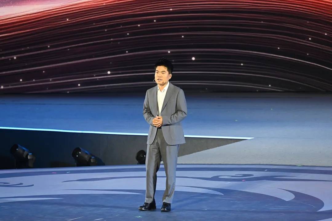 疯狂英语创始人李阳说董宇辉英语差发音怪;董宇辉曾致歉称英语丢得太久