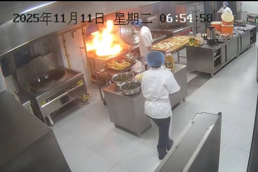 后厨油锅起火员工盖住锅盖灭火,5秒后打开火苗蹿出险些伤人 后厨油锅起火员工盖住锅盖灭火,5秒后打开火苗蹿出险些伤人